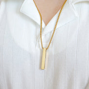 Collar con colgante de barra vertical grabada