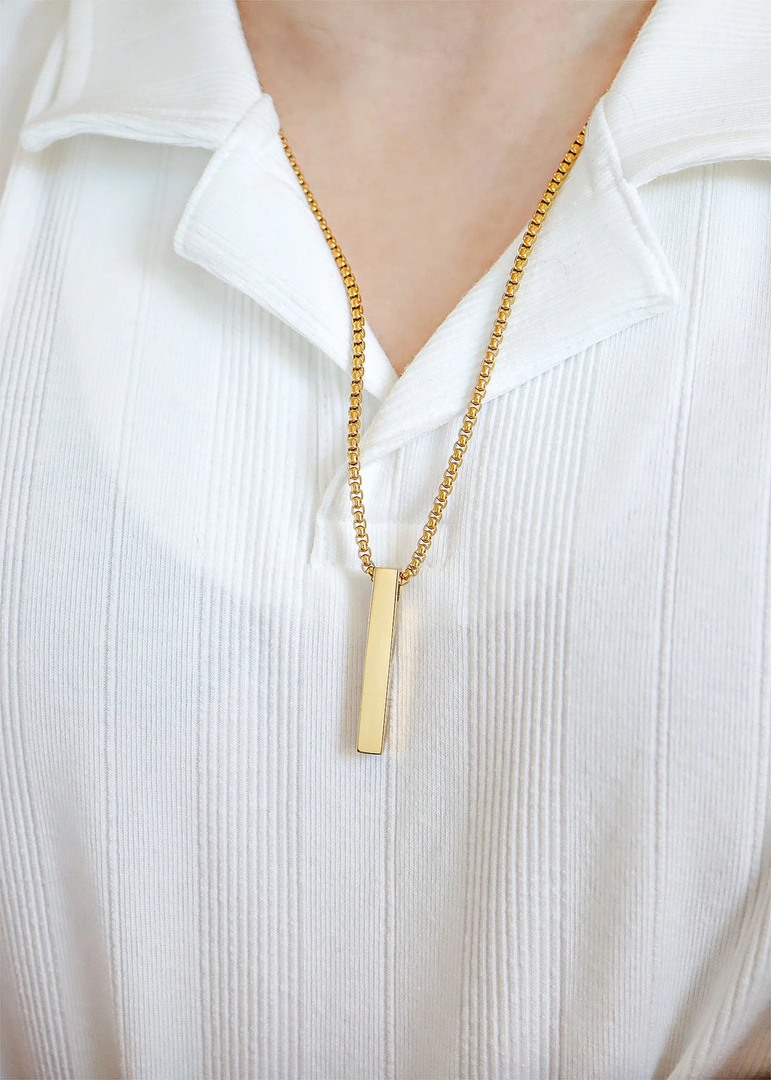 Collar con colgante de barra vertical grabada