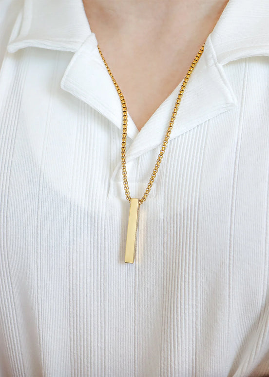 Collar con colgante de barra vertical grabada