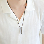Collar con colgante de barra vertical grabada