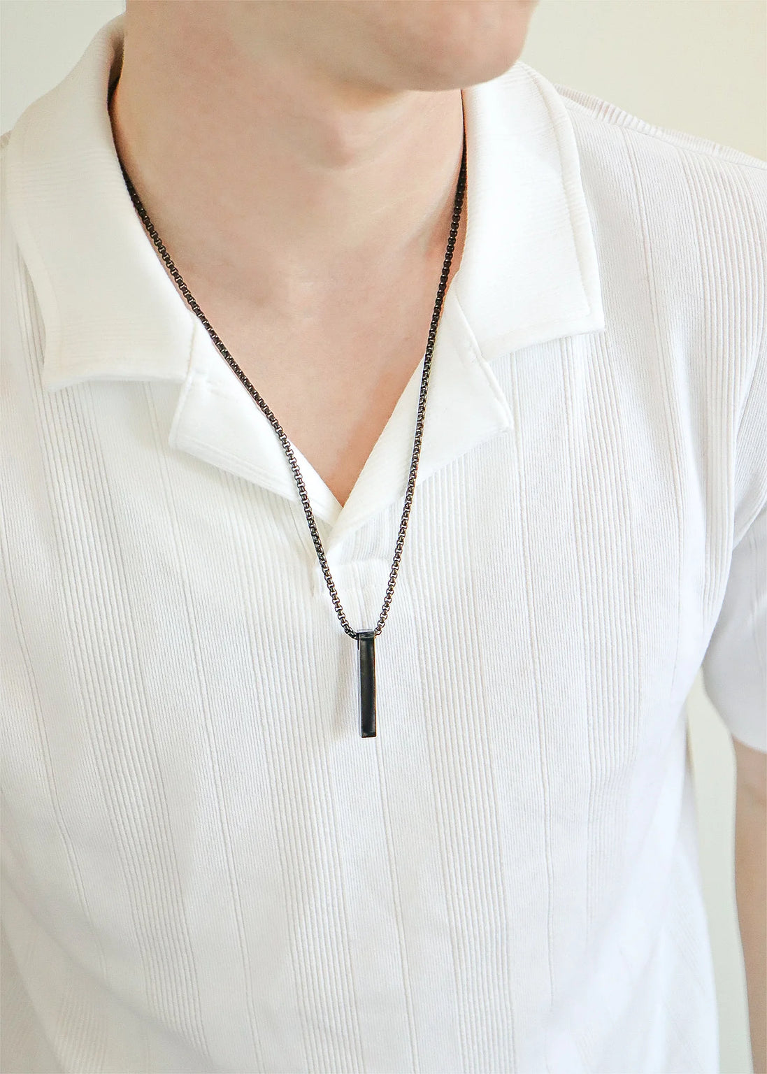 Collar con colgante de barra vertical grabada