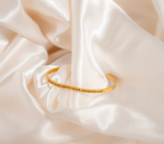 Pulsera grabada "Eres amado"
